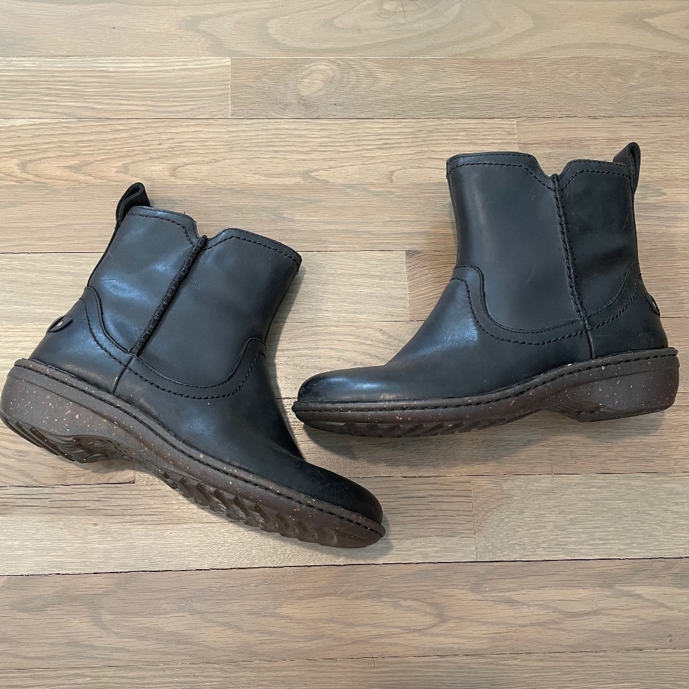 Ugg Women's Neevah Boots  - Sz 7